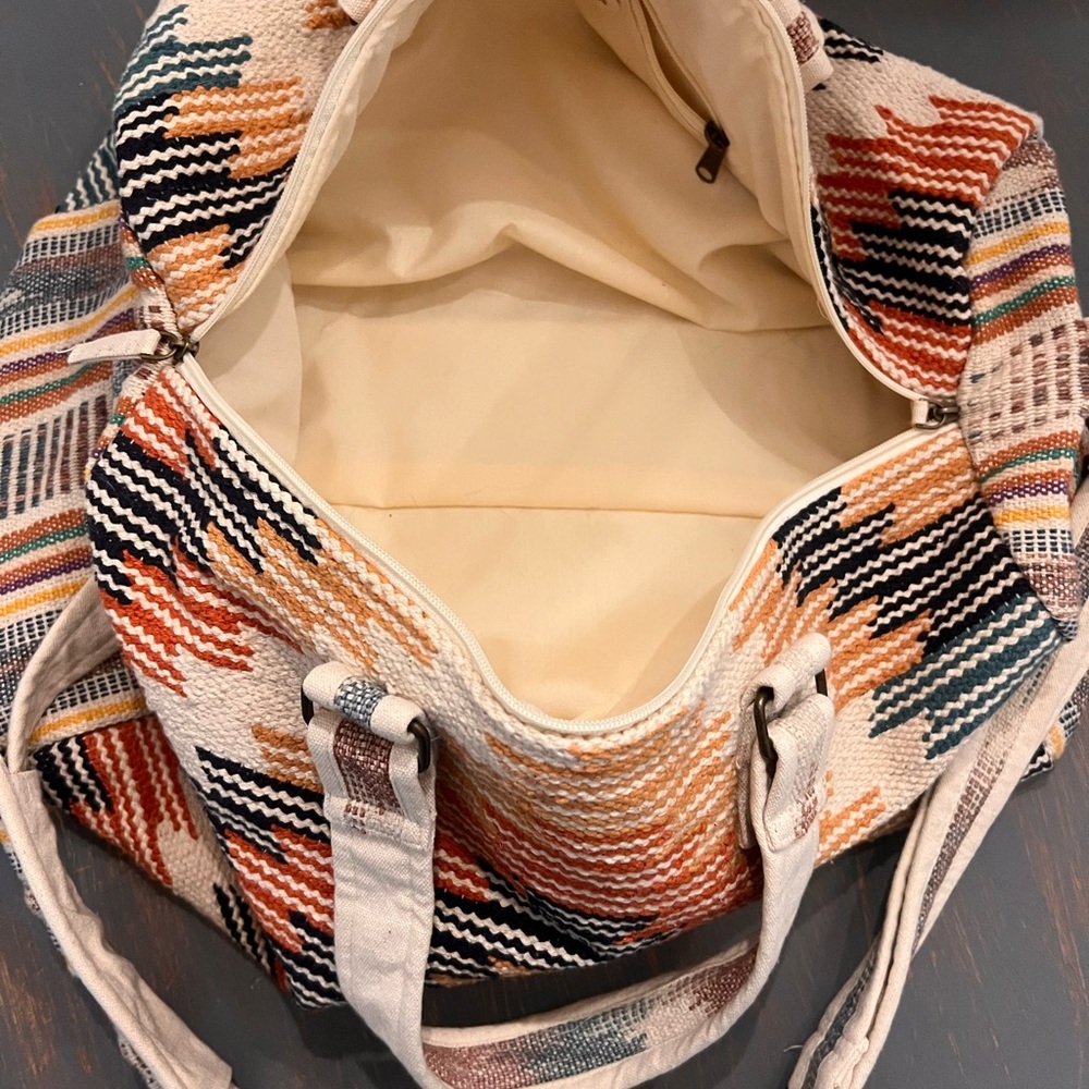 NWOT Stylish Multicolor Aztec Patterned Tapestry Overnight Bag - Picture 3 of 7